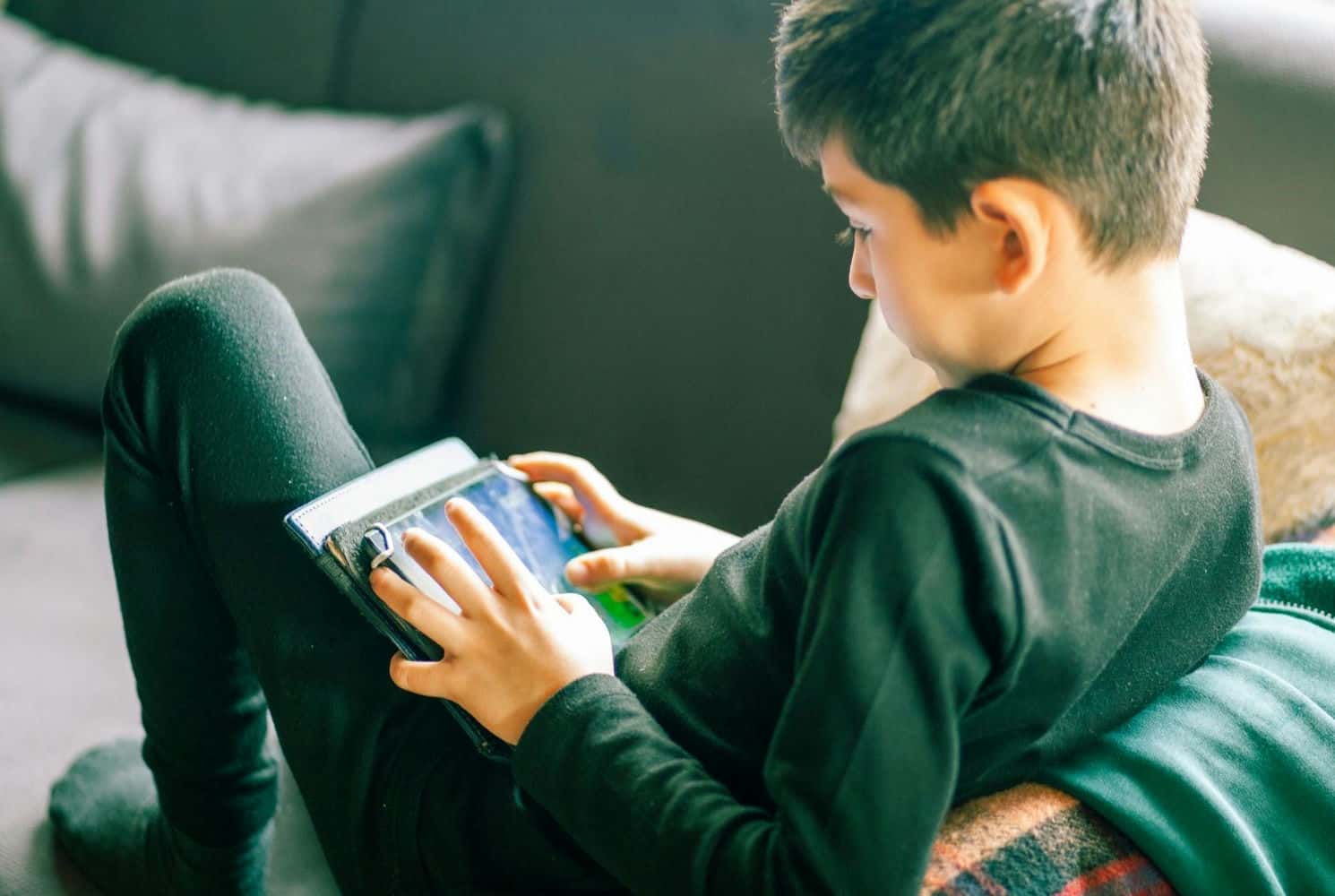 تأثیر والدین بر رفتار کودکان در عصر اینترنت چگونه است؟