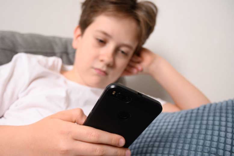 بررسی تأثیر گوشی‌های هوشمند بر روان کودکان