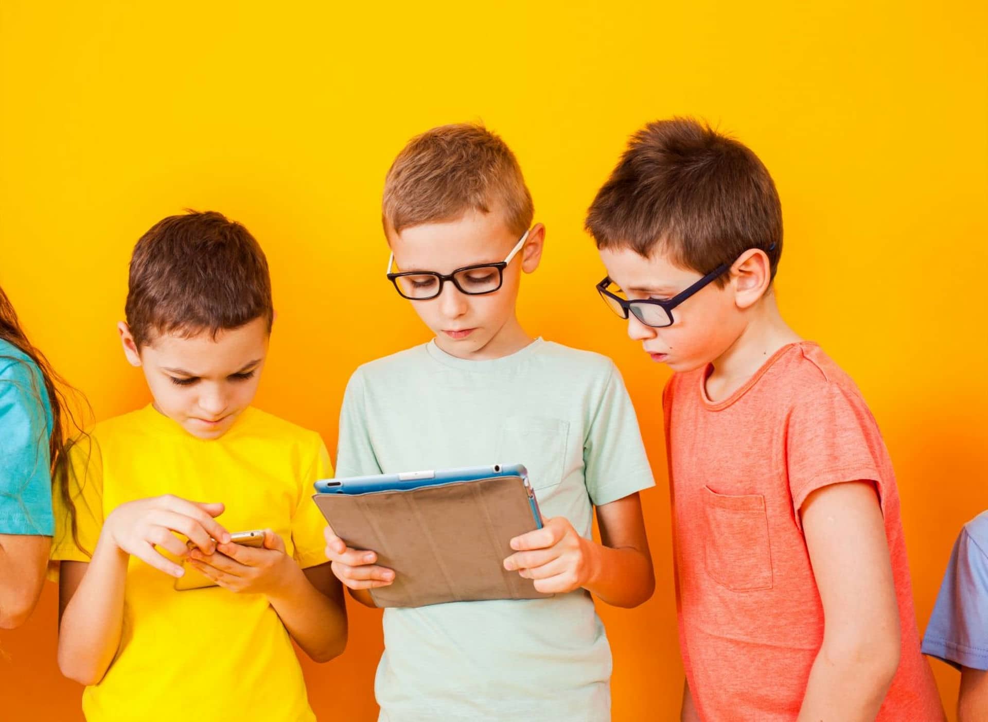 آیا بازی با موبایل کودکان، رقیب رشد طبیعی کودکان است؟