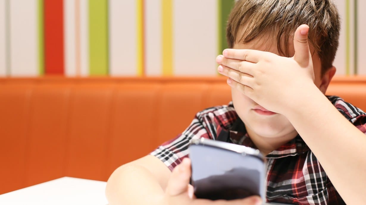 آیا چک‌ کردن گوشی فرزند درست است؟ نحوه مدیریت گوشی فرزند